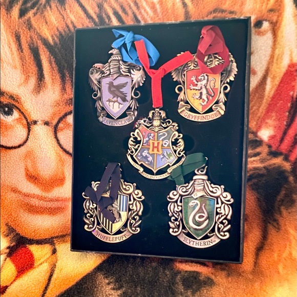 🎄HARRY POTTER ornaments! All 4 houses and Hogwarts. Never used in box - Picture 1 of 15